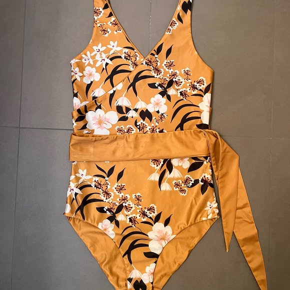 Baiia Other - Floral Baiia 4-Piece Swimsuit in Yellow and Black